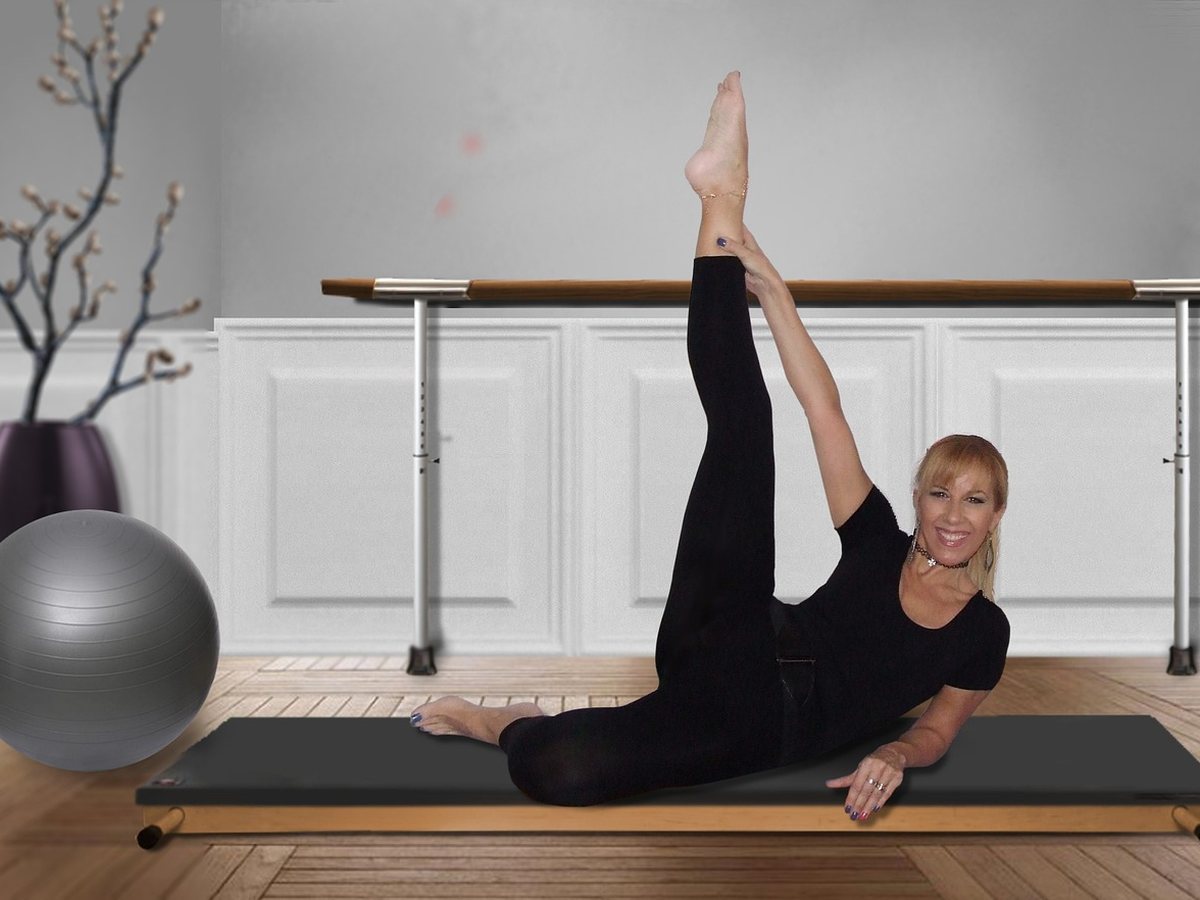 Exercice de Pilates au sol pour renforcer le centre du corps